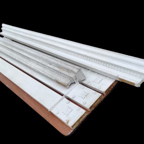 Grandes corniches en bois, cadrages de portes