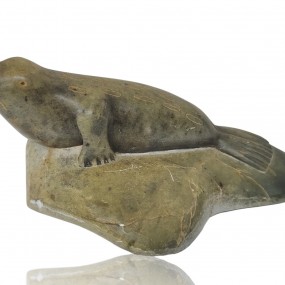 Jolie petite sculpture Inuit en pierre 