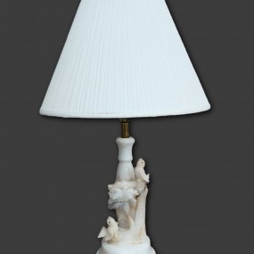 Lampe en marbre ornementée d'oiseaux 