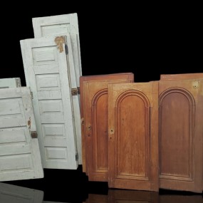 Lot d'anciennes portes d'armoire