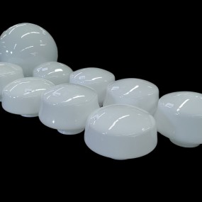 Lot d'anciens globes ''milkglass'' en verre de lait, abat-jours de luminaires Lot d'anciens globes ''milkglass'' en verre de lait, abat-jours de luminaires