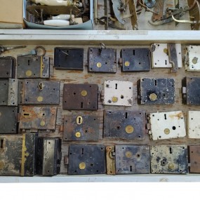 Lot d'anciens loquets de porte, serrures, quincaillerie