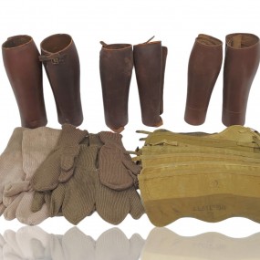 Lot d'objets militaires, militaria, mitaines et guêtres 