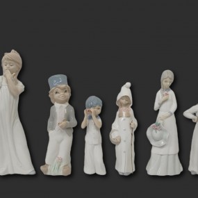 #49466 - 35$ ch. Lot de statuettes en porcelaine, figurines ( gauche vendu  + 4e)