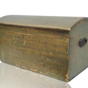 Petit coffre antique en pin avec couvercle bombé, poignées en coeur forgés