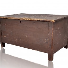 Petit coffre assemblé à poteaux et clous carrés, couleur d'origine 