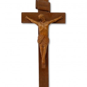 Petit crucifix naïf sculpté en bois 