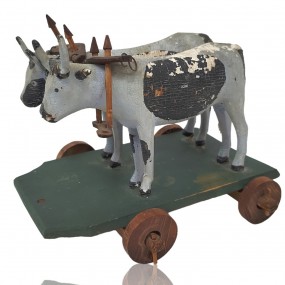 Little wooden beef on wheels toy 