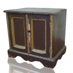 Petit meuble en pin, petite armoire ''step-back'' ayant été rétrécie dans le passé, bahut