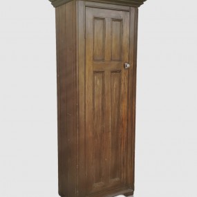 Petite armoire bonnetière avec porte décorée de 4 caissons, superbe format