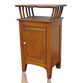 Petite armoirette antique, assemblé à poteaux et chevilles de bois 