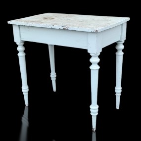 Petite table avec pattes tournées 