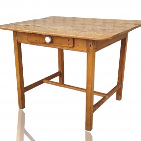 Petite table en bois avec tiroir à traverse