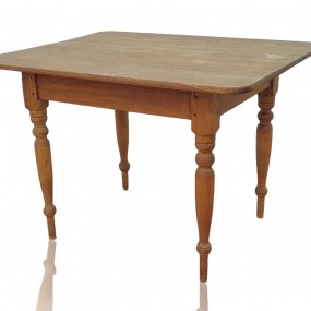Little turned legs antique table 