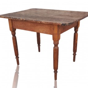 Petite table rustique en pin, pattes tournées