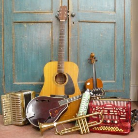 Plusieurs instruments de musique en magasin