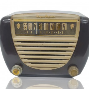 Decorative Rogers Majestic radio