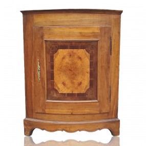 Splendide encoignure ceintrée en façade, base chantournée, provenance Européenne  1