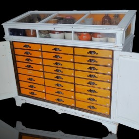 Superbe meuble présentoir avec multiple tiroirs, comptoir-classeur de magasin général 