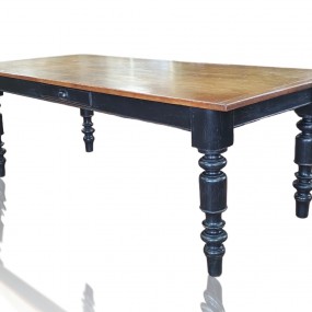 Superbe table avec pattes tournées, création à partir d'anciens matériaux