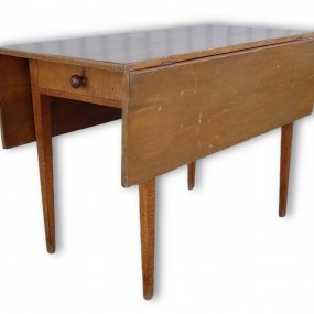 Table antique avec battants