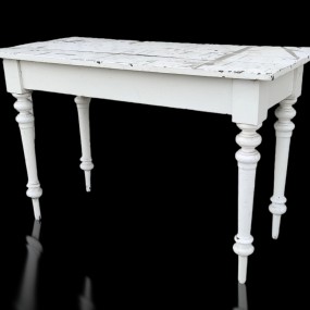 Table antique avec pattes tournées