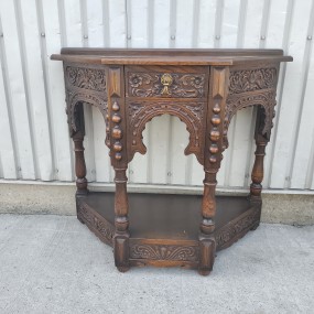 Table antique décorée de multiple sculptures Table antique décorée de multiple sculptures