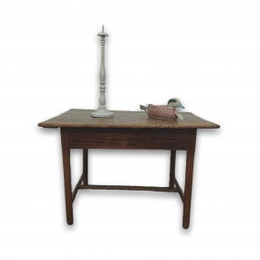 Table avec piétement à traverses, pattes chanfreinées, couleur d'origine