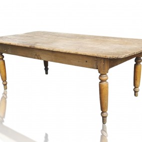 Table rustique avec pattes tournées 