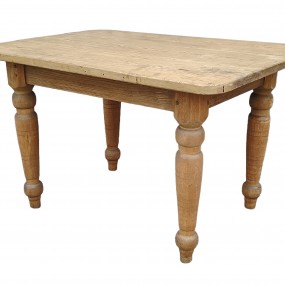 Table rustique avec pattes tournées 