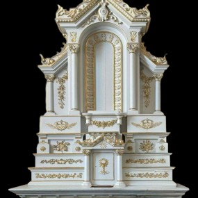 Très bel autel d'église décoré de sculptures ornementales 