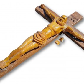 Très grand crucifix avec corpus sculpté en bois, 12 pieds de haut