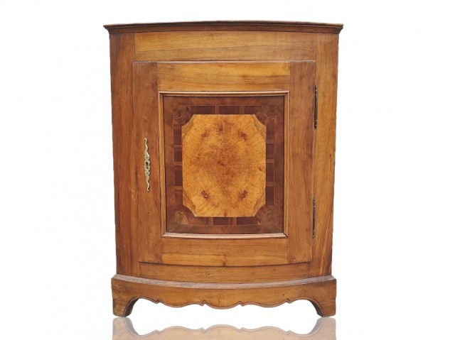 Splendide encoignure ceintrée en façade, base chantournée, provenance Européenne  1