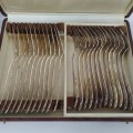 (Coutellerie et supports à ustensiles VENDU), fourchettes et couteaux  - 4