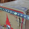 Petit coffre-fort en fonte sur roulettes - 4