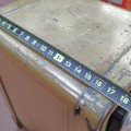 Petit coffre-fort en fonte sur roulettes - 5