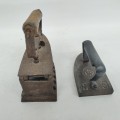 Deux vieux fers à repasser en fonte - 2