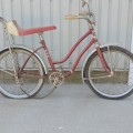Vélo rouge vintage avec miroir, siège banane - 2