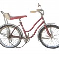 Vélo rouge vintage avec miroir, siège banane - 1