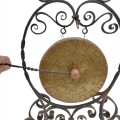 Ancien gong en laiton sur élégant support décoratif en fer forgé. - 2