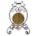 Ancien gong en laiton sur élégant support décoratif en fer forgé. - 1