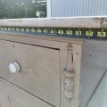 Armoire buffet en pin, clous carrés, telle que trouvée, base chantournée  - 4