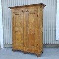 Armoire en pin décorée de 8 caissons  - 10