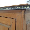Armoire Québécoise antique en pin, 8 caissons soulevés - 3