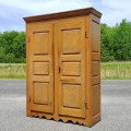 Armoire Québécoise, esprit Louis XIII, ornementée de 12 caissons soulevés, double reliefs, base chantournée - 13