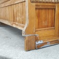 Banc d’église en bois sculpté, caissons soulevés au niveau du dossier  - 6