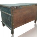 Beau coffre à couvertures, ceinturé d'une moulure en V, dégagé sur sa couleur d'origine dans le passé  - 6