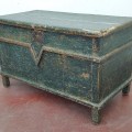 Beau coffre à couvertures, ceinturé d'une moulure en V, dégagé sur sa couleur d'origine dans le passé  - 7