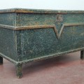 Beau coffre à couvertures, ceinturé d'une moulure en V, dégagé sur sa couleur d'origine dans le passé  - 9