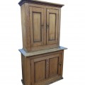 Belle petite armoire 2 corps décorée de 4 caissons  - 1